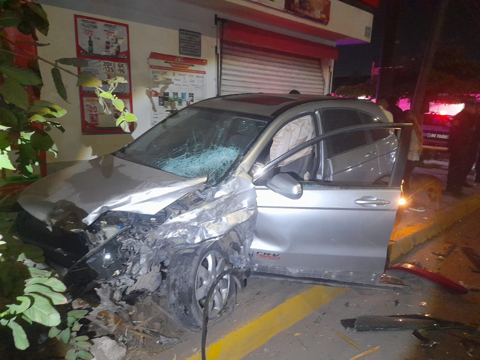 Brutal choque en Los Mochis deja a mujer herida y moviliza a cuerpos de auxilio
