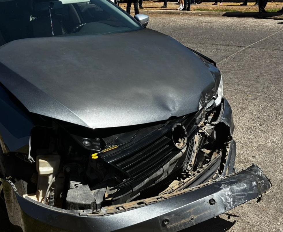Carro pleteado chocado en la parte delantera