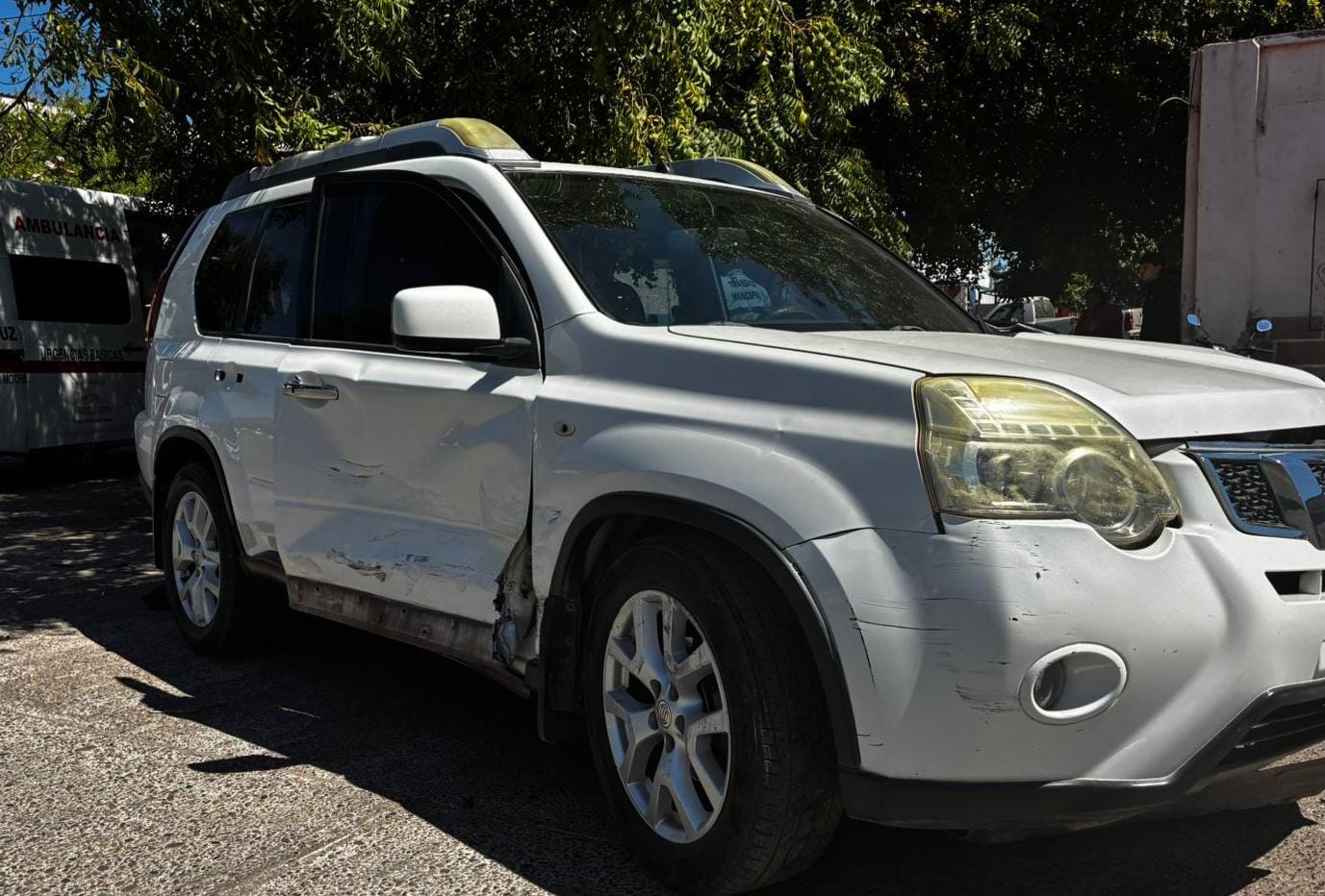 Camioneta blanca chocada por un costado