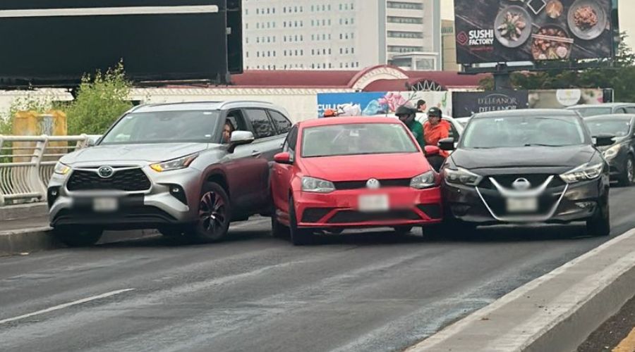 Tres carros chocados en un puente de Culiacán
