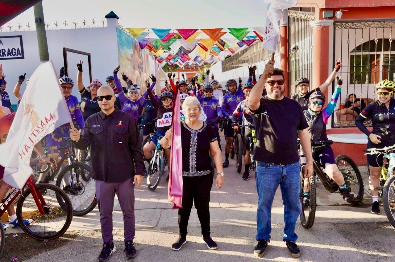 Perdonas con banders en la mano enfrente de ciclistas