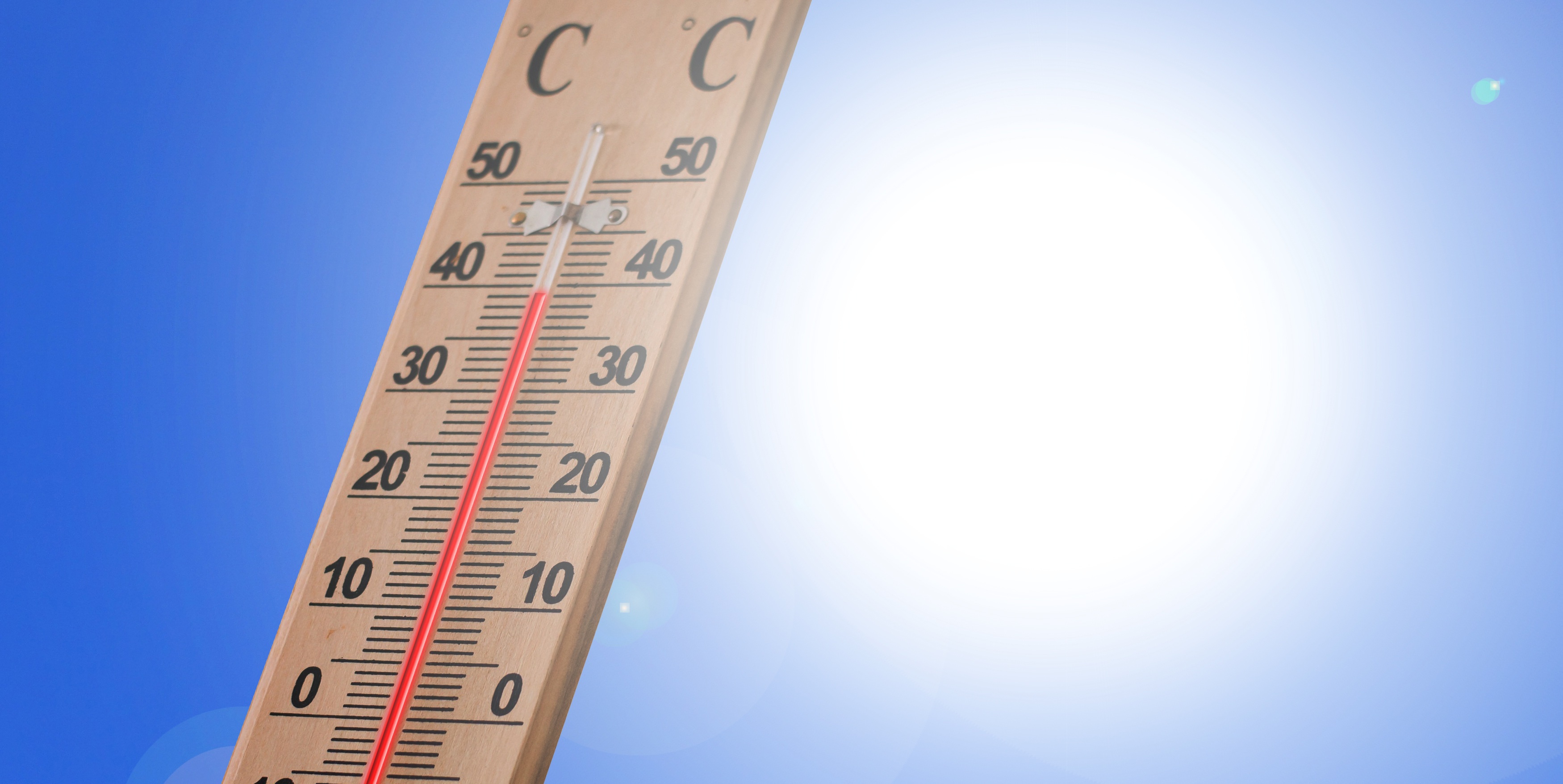 Termómetro indicando temperaturas de casi 40 grados y un cielo azul con un sol ardiente