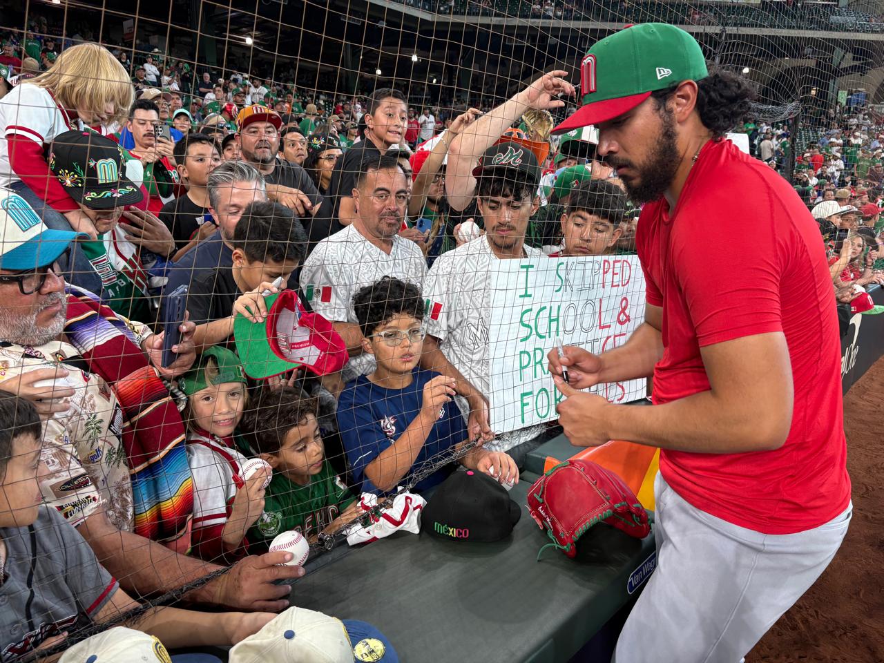Niño en Houston pide firma del estelar cerrador de México en Clásico Mundial