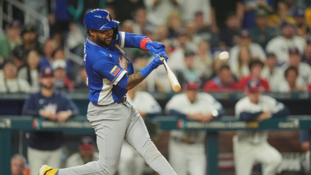Jugador de béisbol bateando en juego