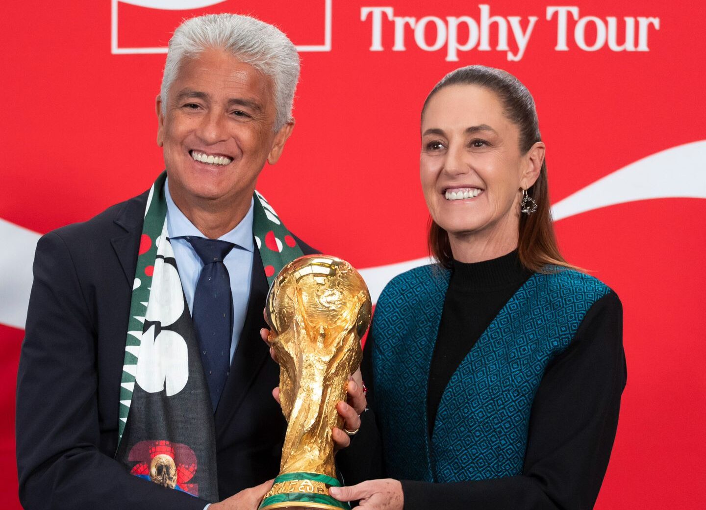Sheinbaum sorprende en la “mañanera” con el trofeo original del Mundial 2026