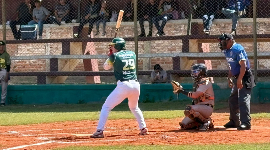 Bateador se prepara durante partido de la Liga Clemente Grijalva