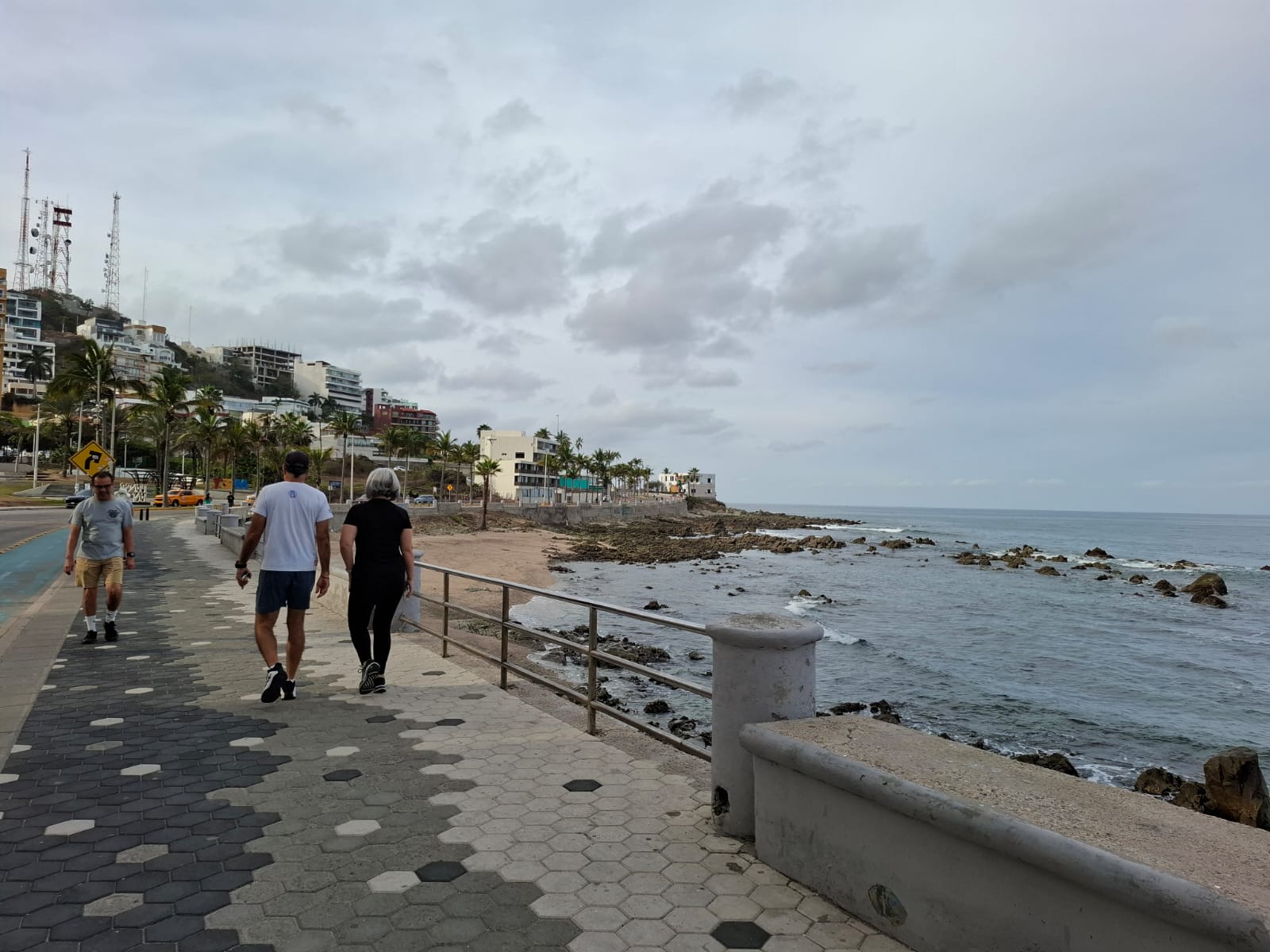 Playa de Mazatlán y personas transitando por la orilla