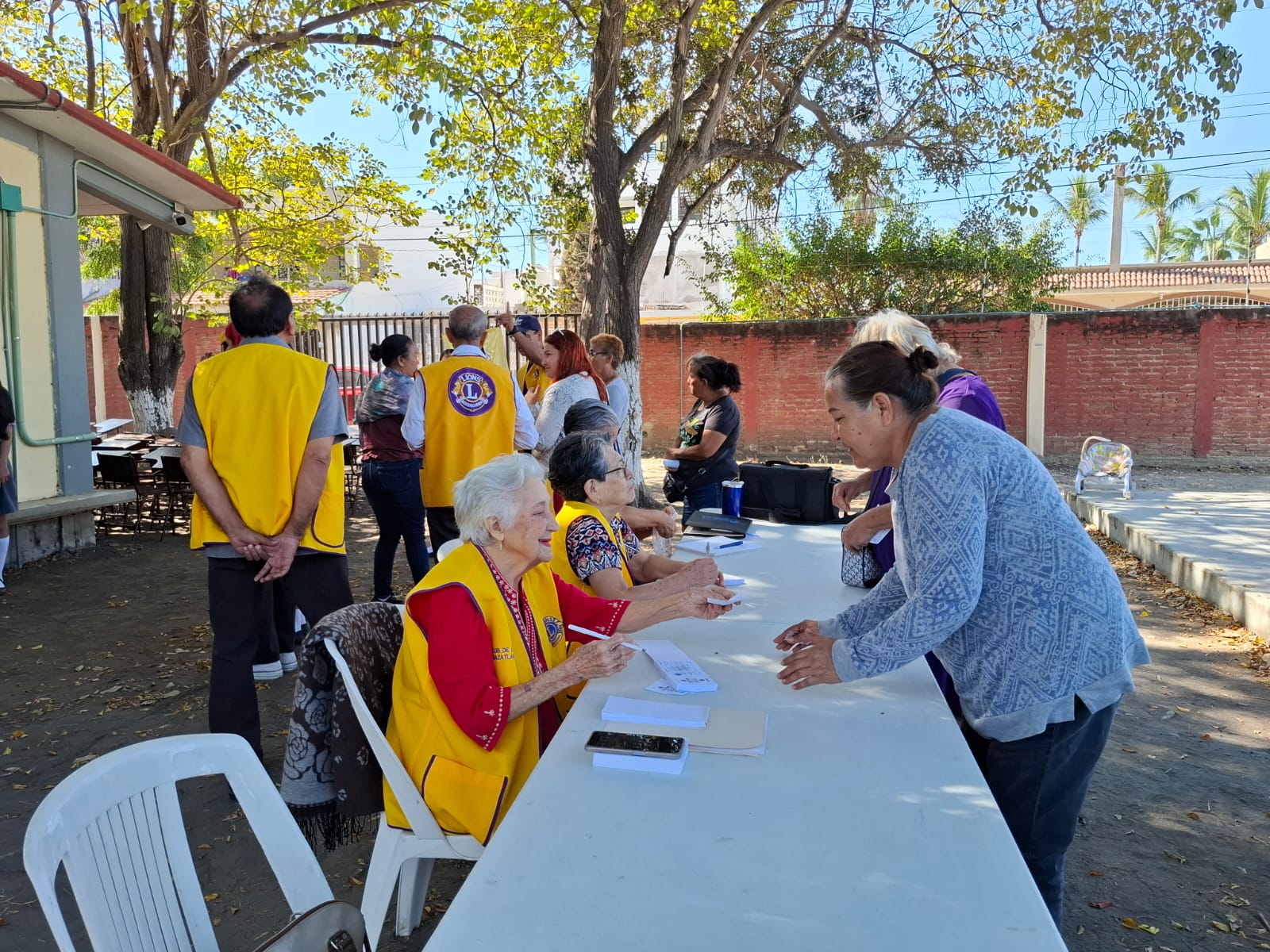 Club de Leones realiza una campaña de donación de lentes