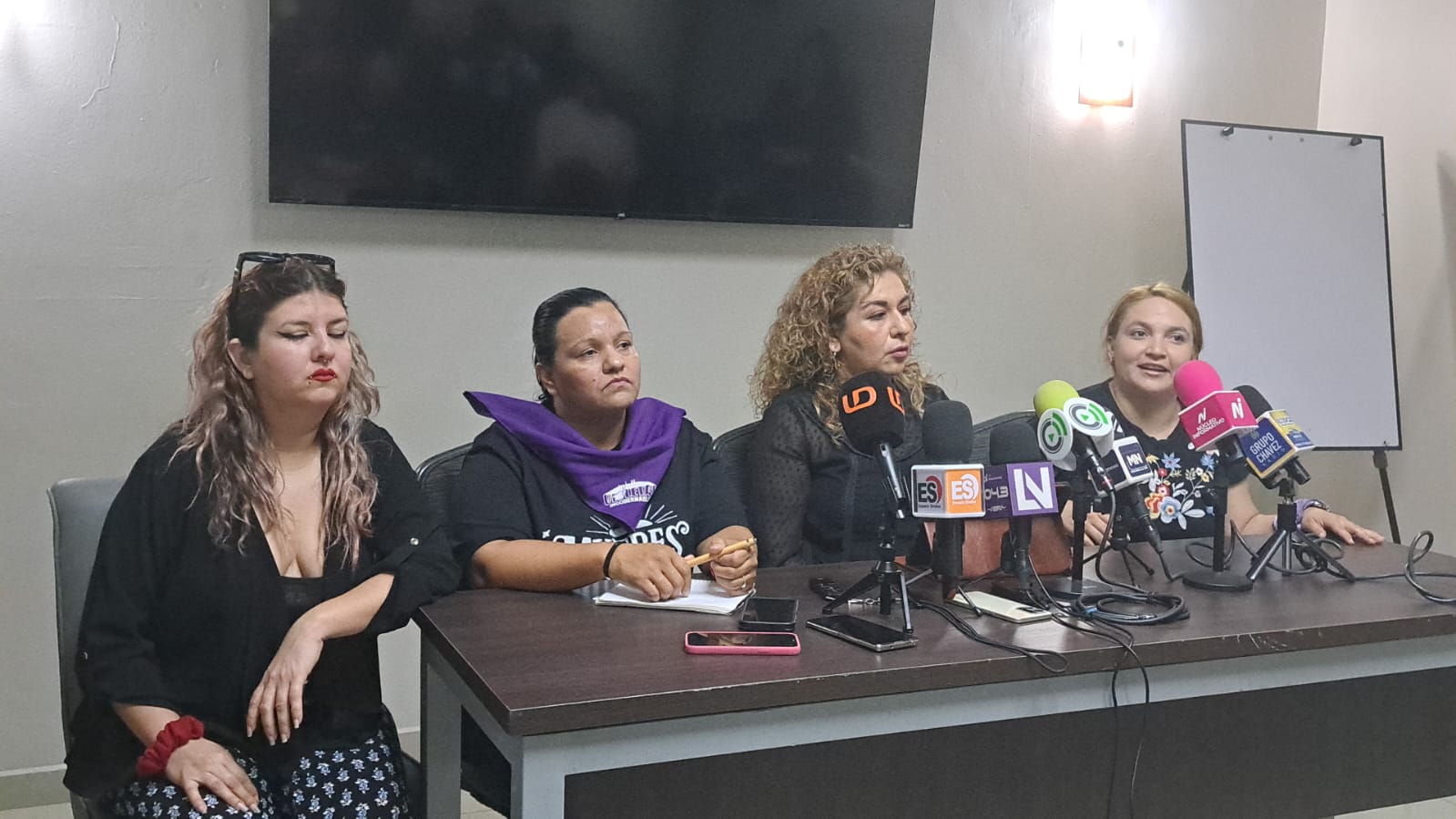 Cuatro mujeres en una rueda de prensa