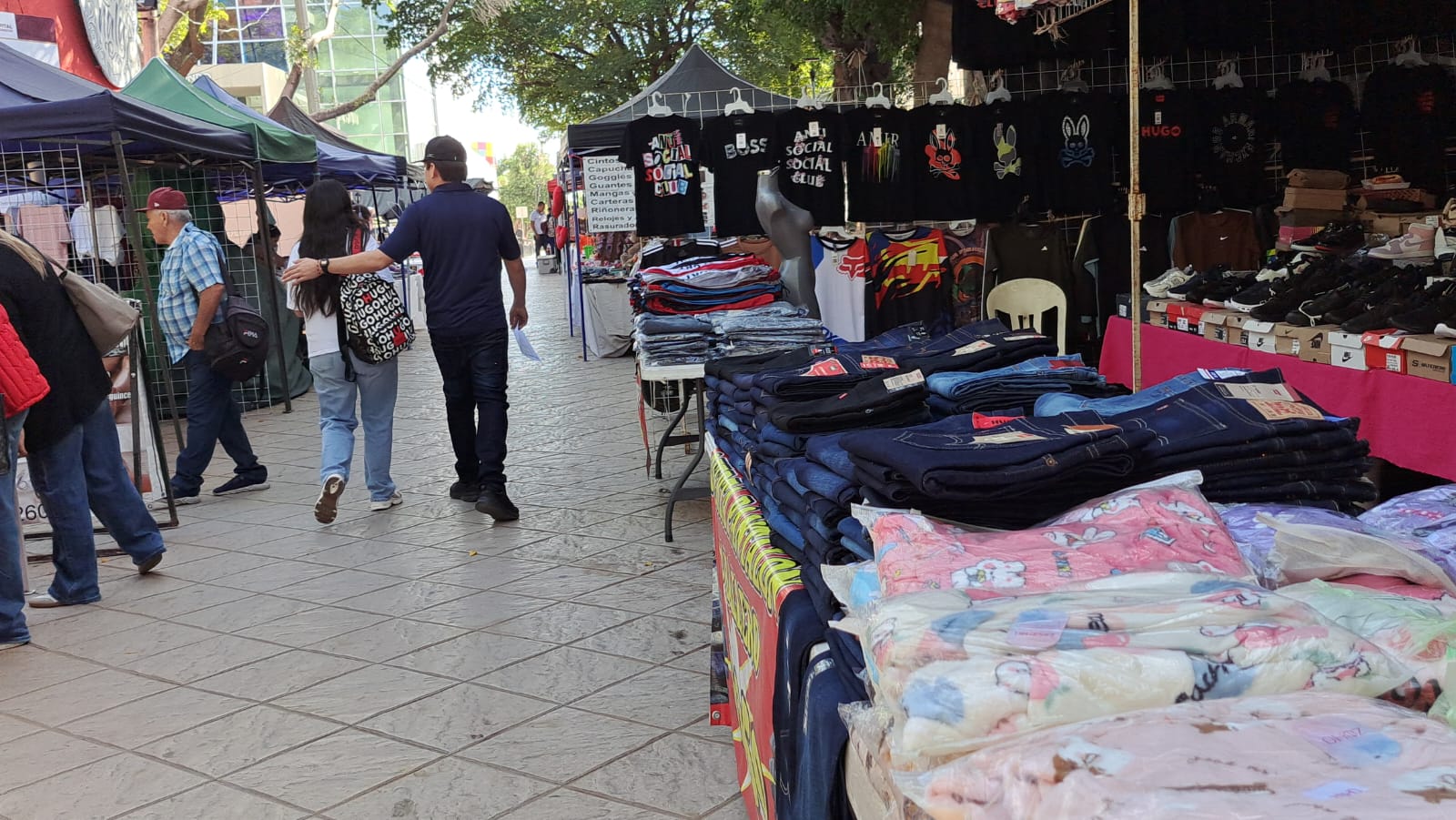 Ropa en venta de tianguis