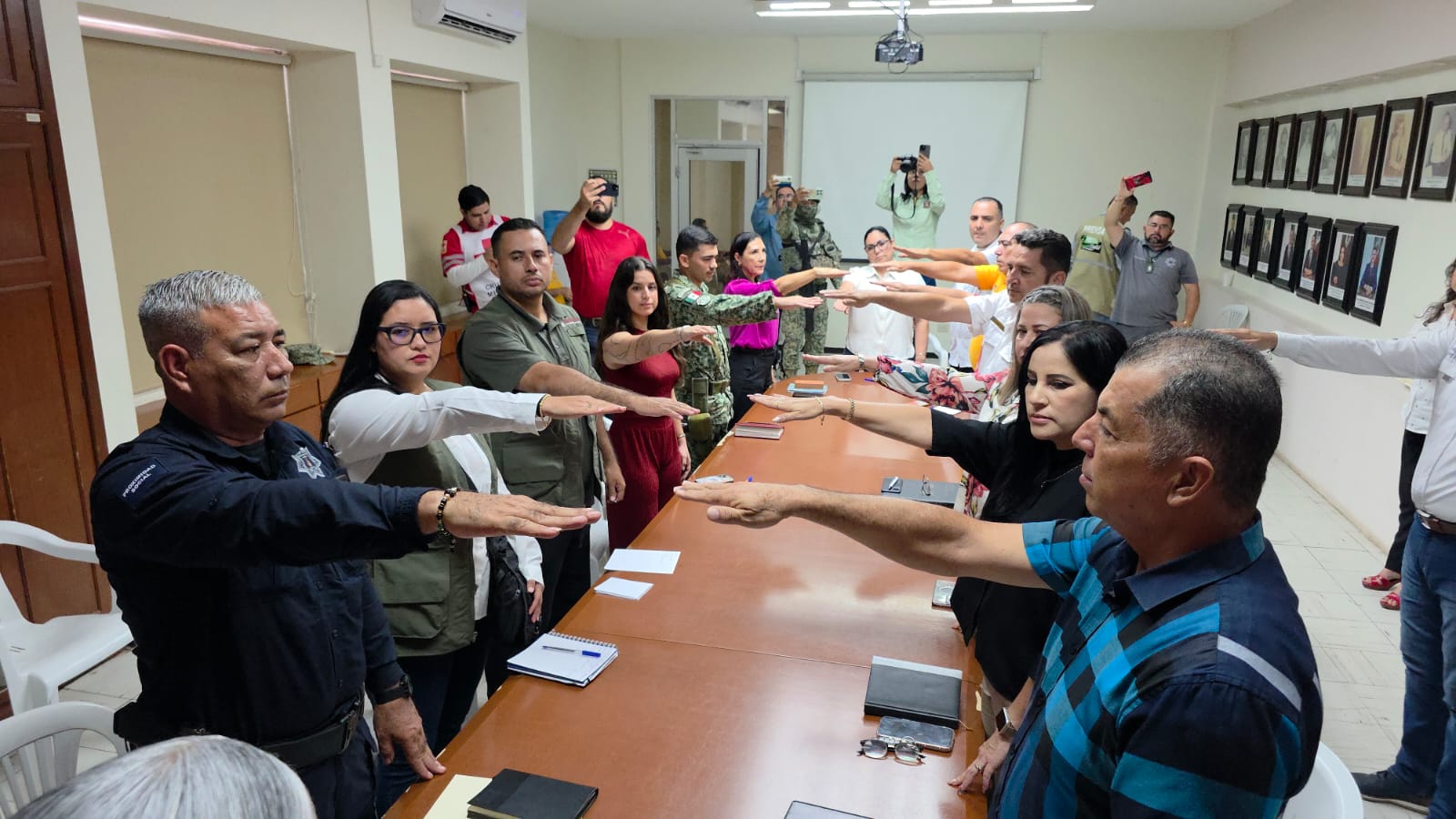 personas en una reunión levantando las manos