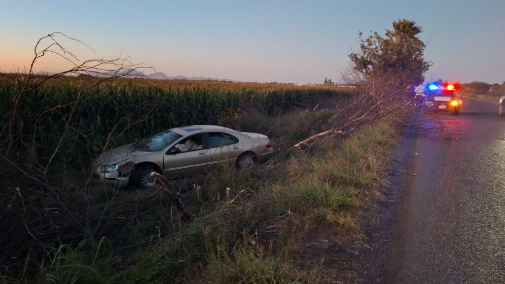 Vehículo Chrysler Sebring que cayó en parcelas, en Ahome