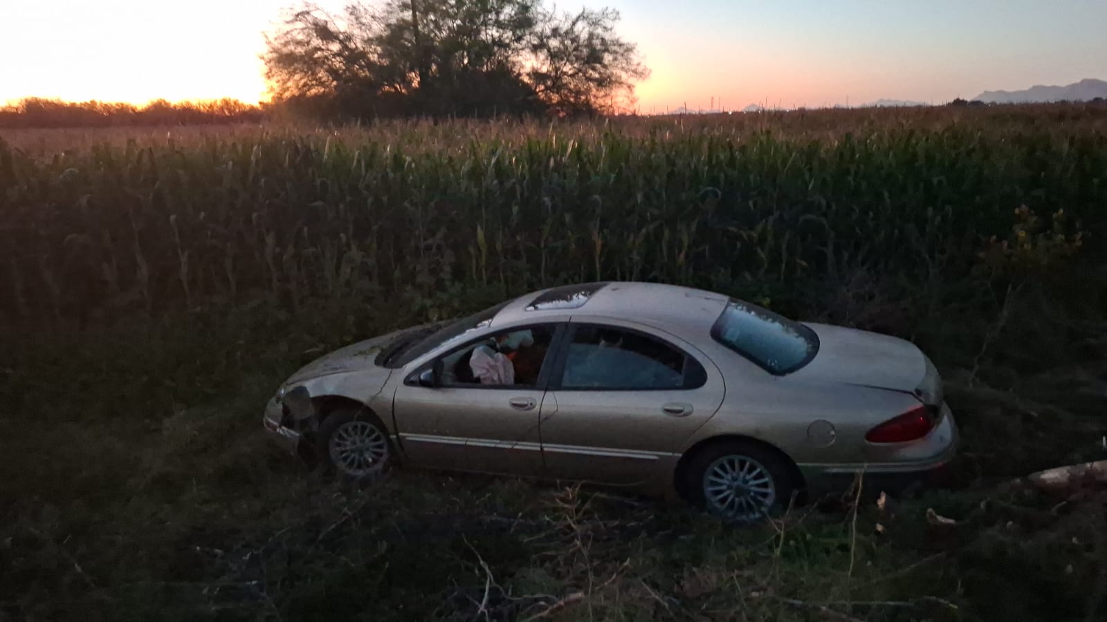 Vehículo Chrysler Sebring que cayó en parcelas, en Ahome