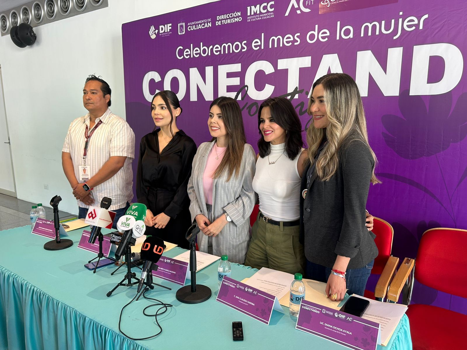 Autoridades de turismo y DIF Culiacán en conferencia de prensa posando para la foto
