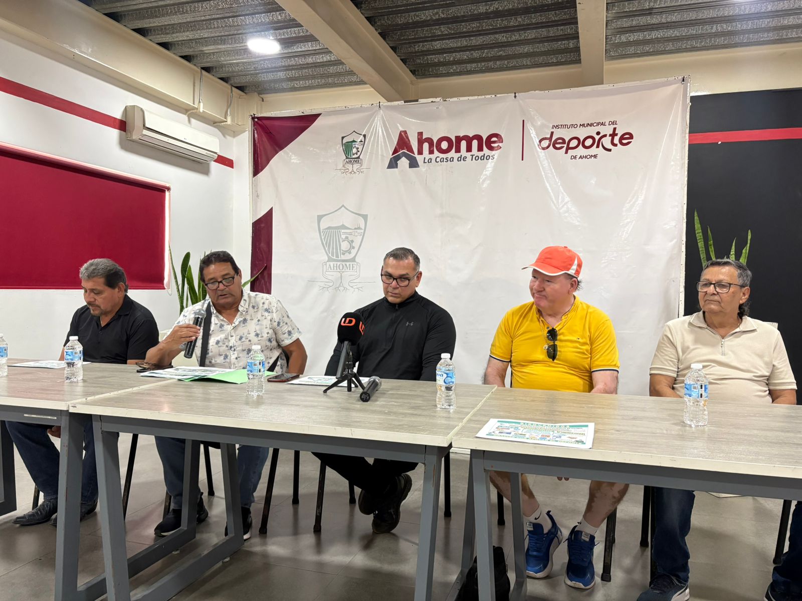 Autoridades del IMDA Ahome y organizadores del Torneo Nacional de Futbol de Convivencia en Ahome