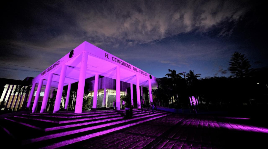 Prenden de luz morada el edificio del Congreso del Estado de Sinaloa
