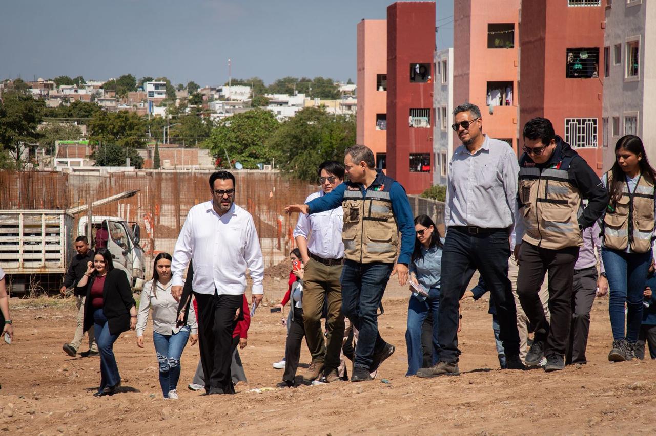 Personas caminando en terrenos de construcción