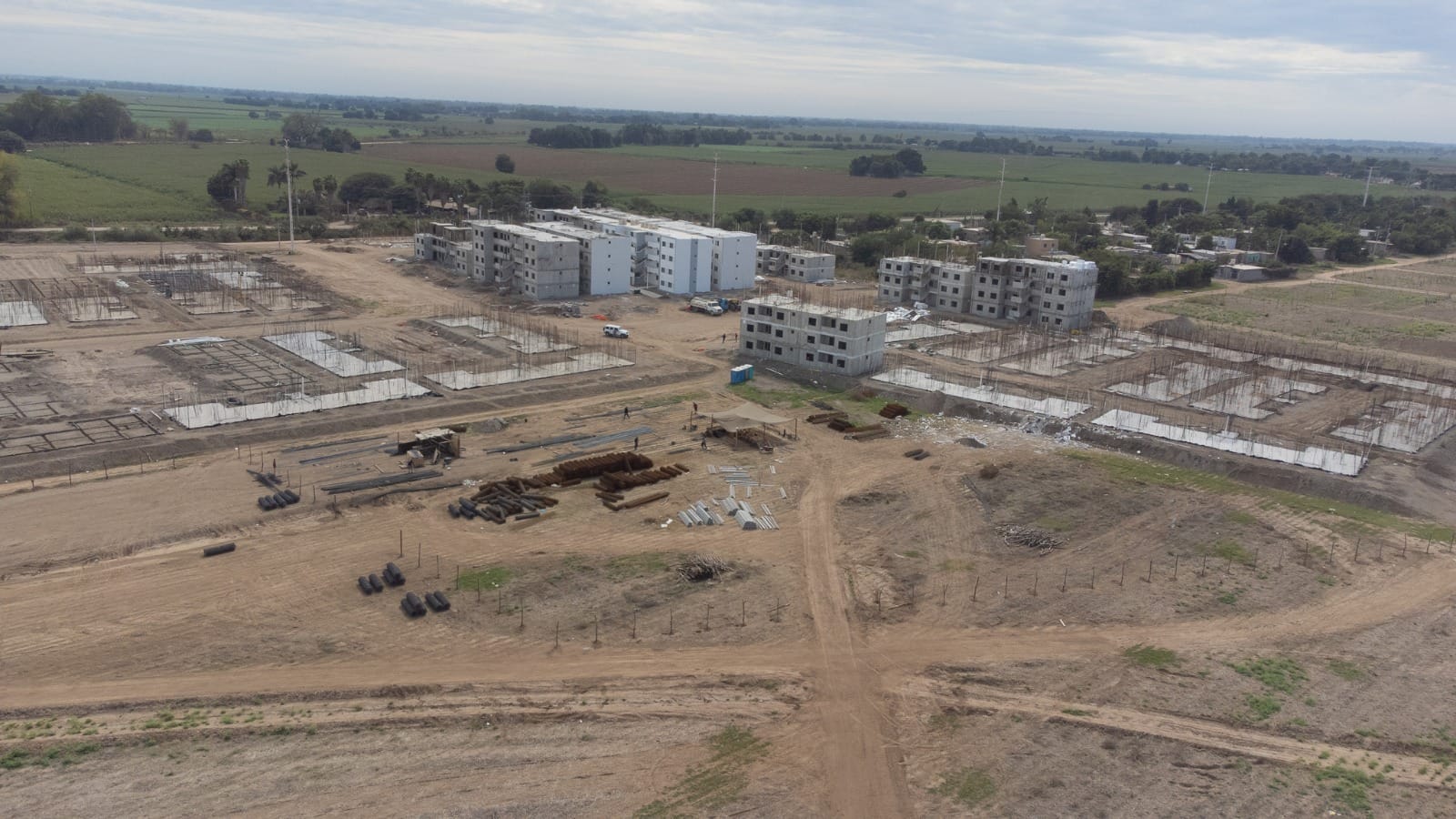 Terrenos de construcción con edificios de fondo
