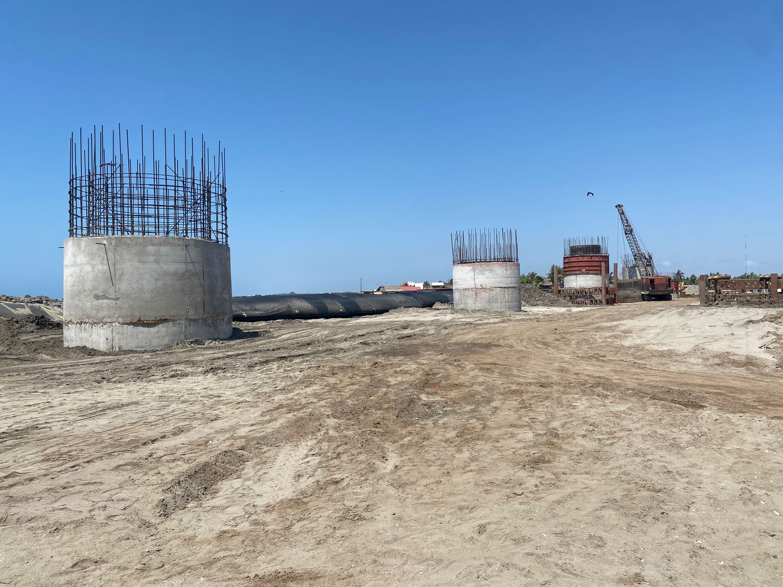 Obras en construcción en una playa del municipio de Giasave