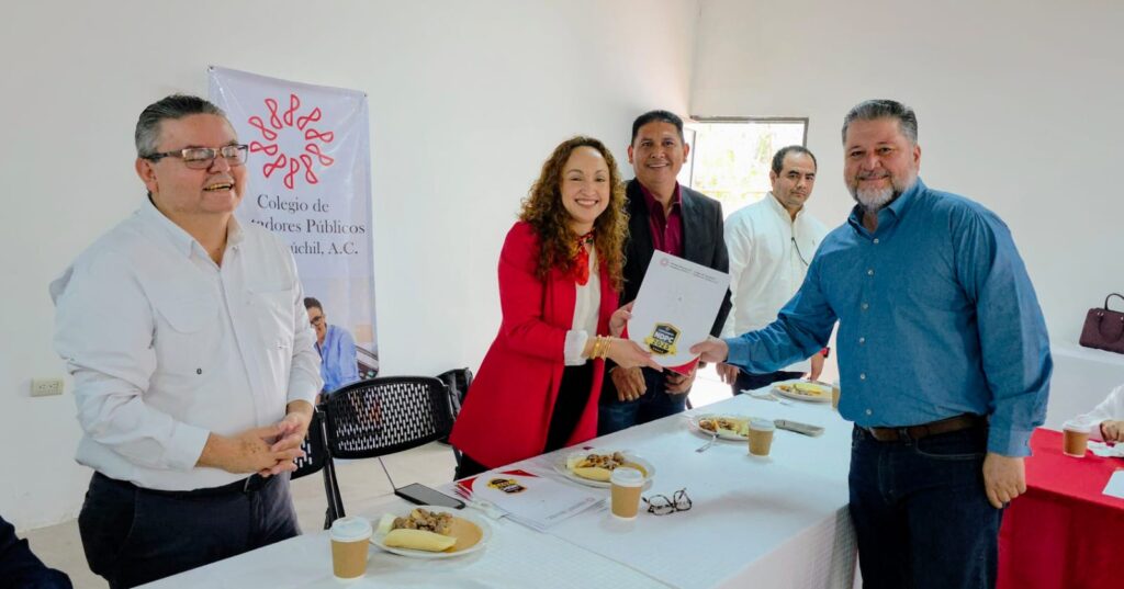 Entrega de diploma a contadores