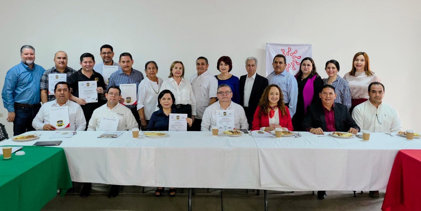 Grupo de contadores de Guamúchil en reunión