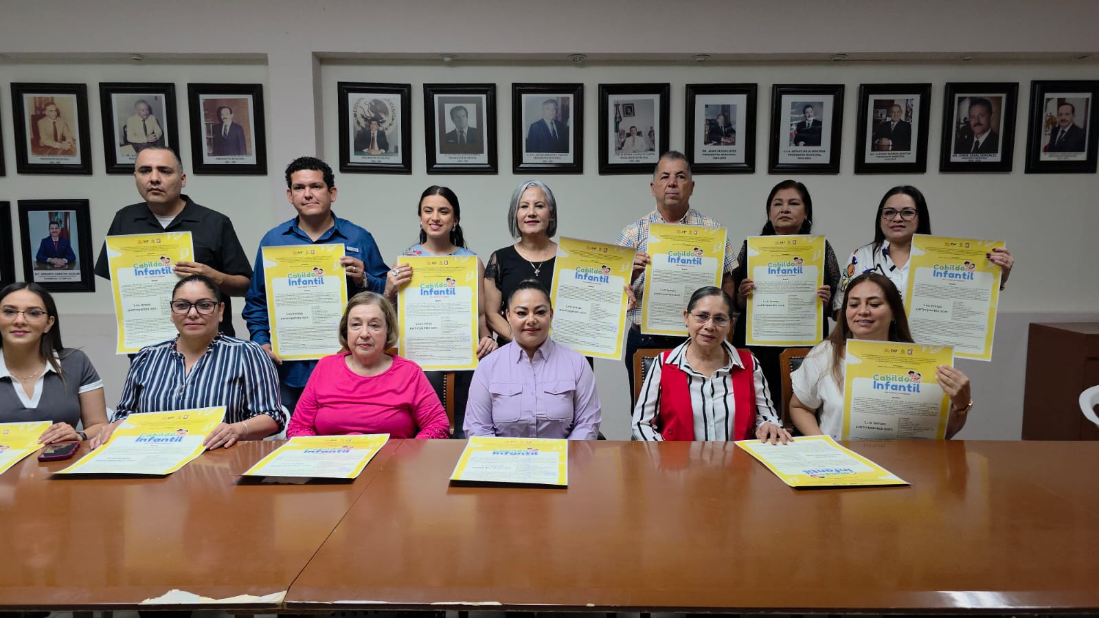 Autoridades de Salvador Alvarado y DIF sosteniendo un promocional y posando para la foto
