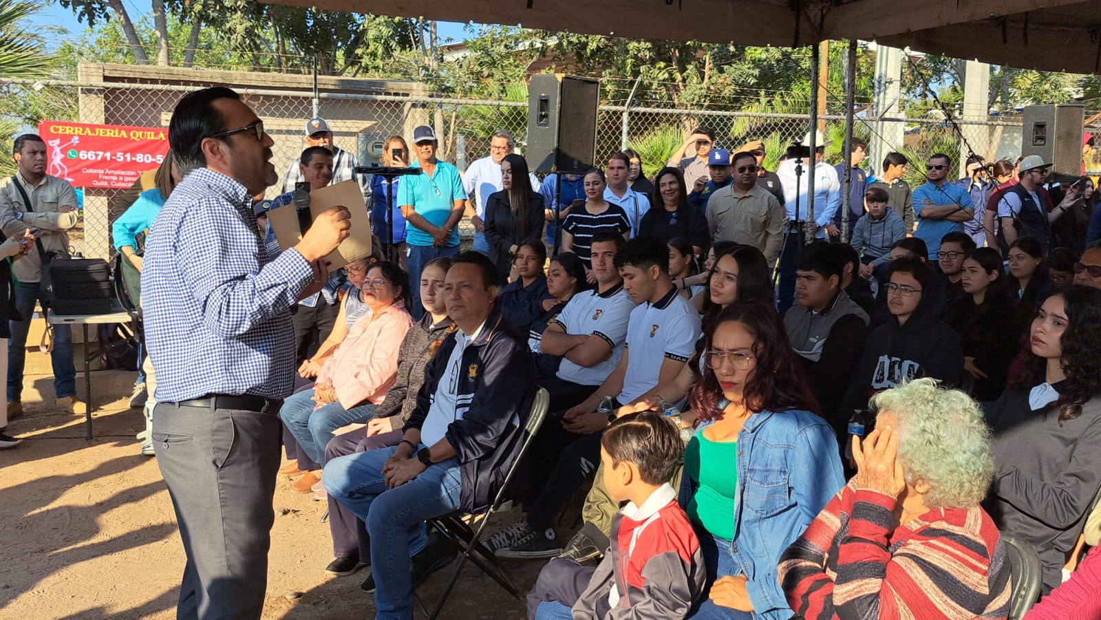 Persona dando discurso a un público pequeño