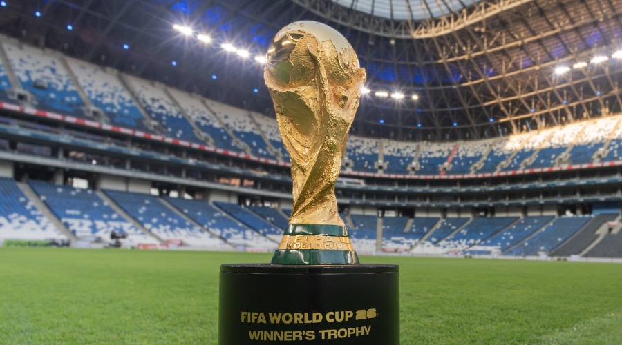 Trofeo de futbol en un estadio