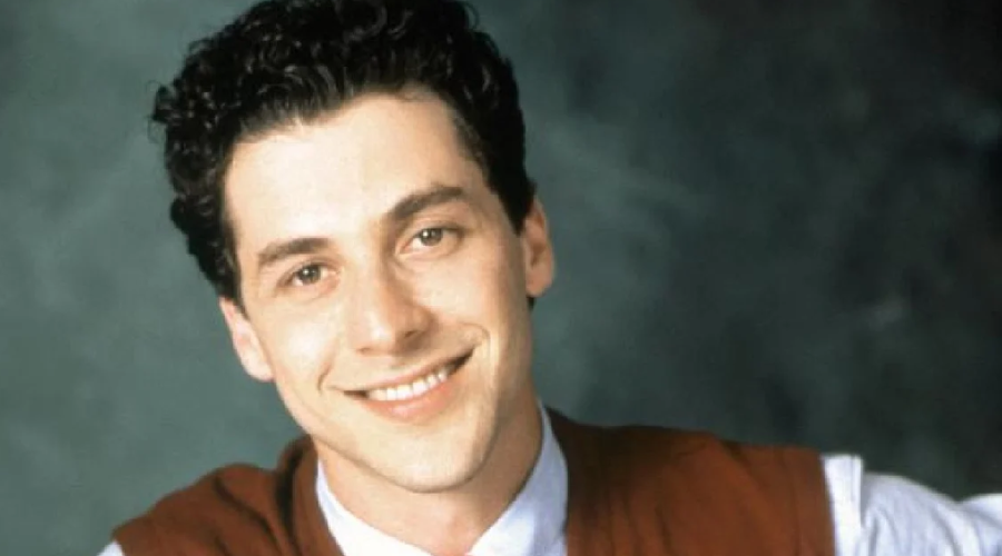 el actor Corey Parker posando sonriente para la fotografía