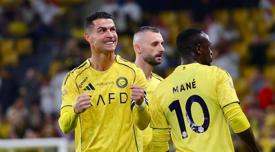 Cristiano Ronaldo con uniforme amarillo, haciendo gesto de festejo