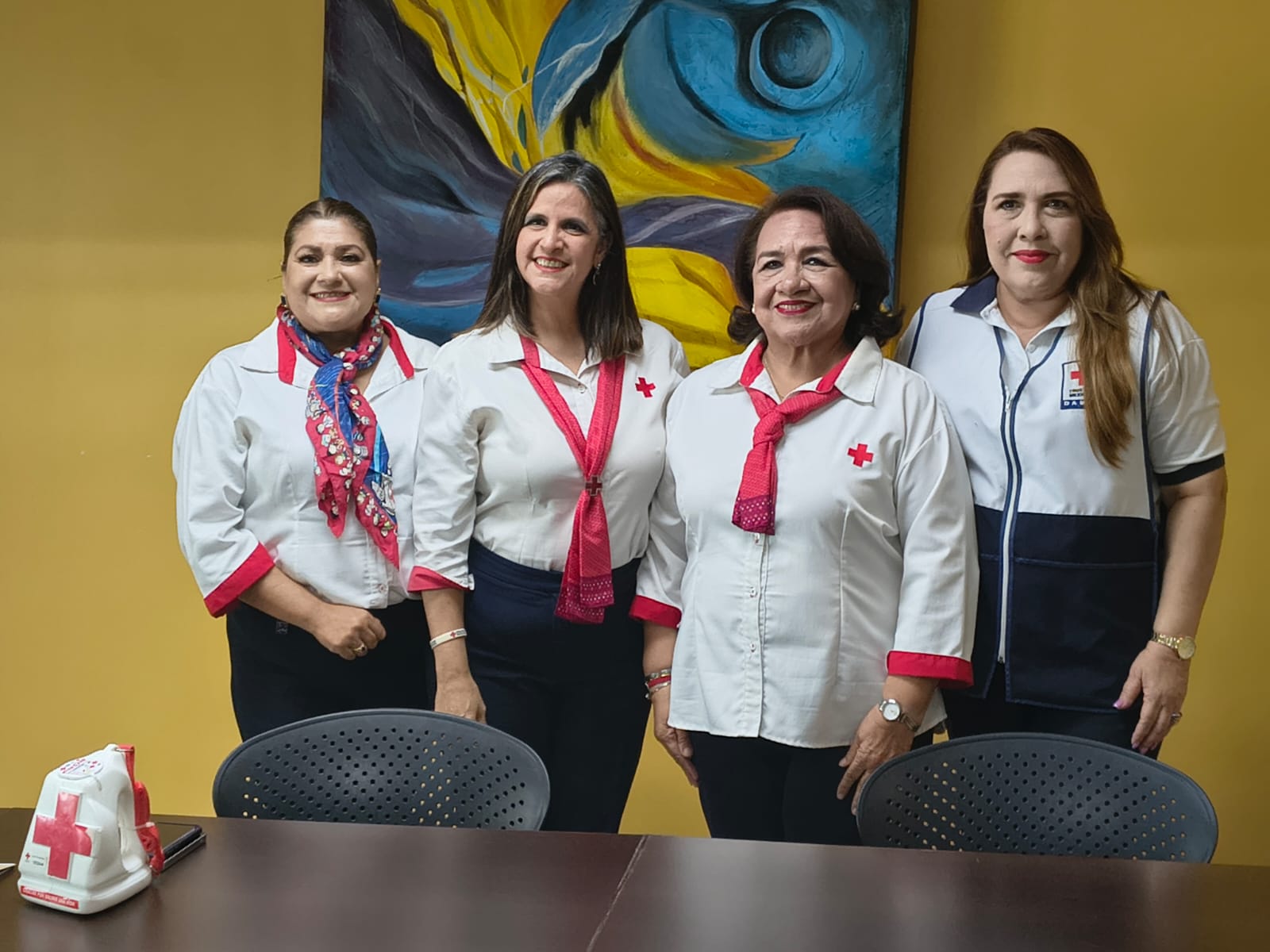 Directivo de Cruz Roja Mazatlán posando para foto después de conferencia