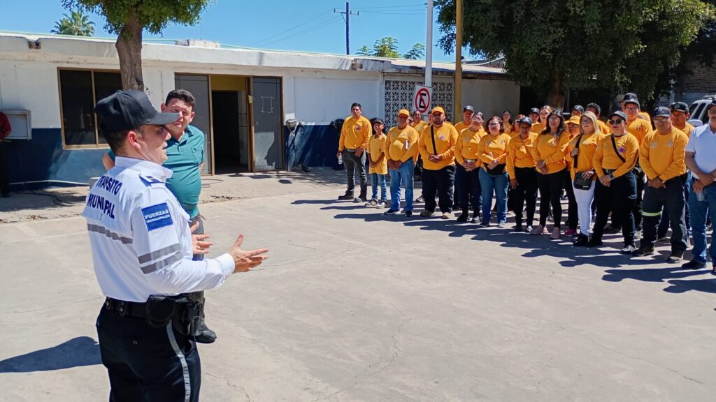 Elemento de Tránsito Municipal junto a elementos de protección civil