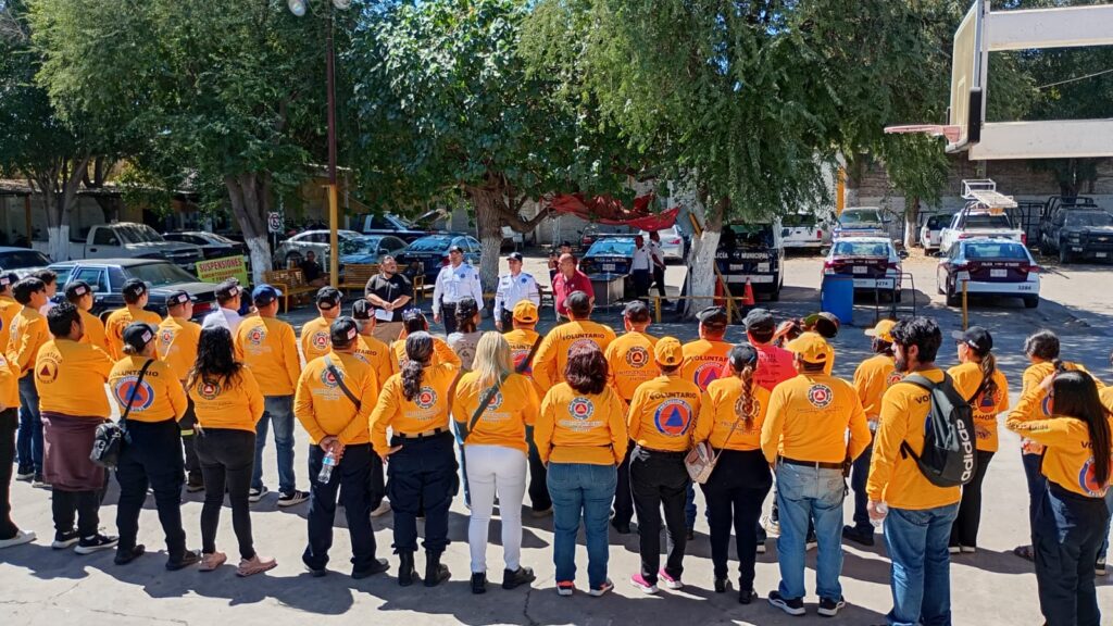 Voluntarios de protección civil de espaldas