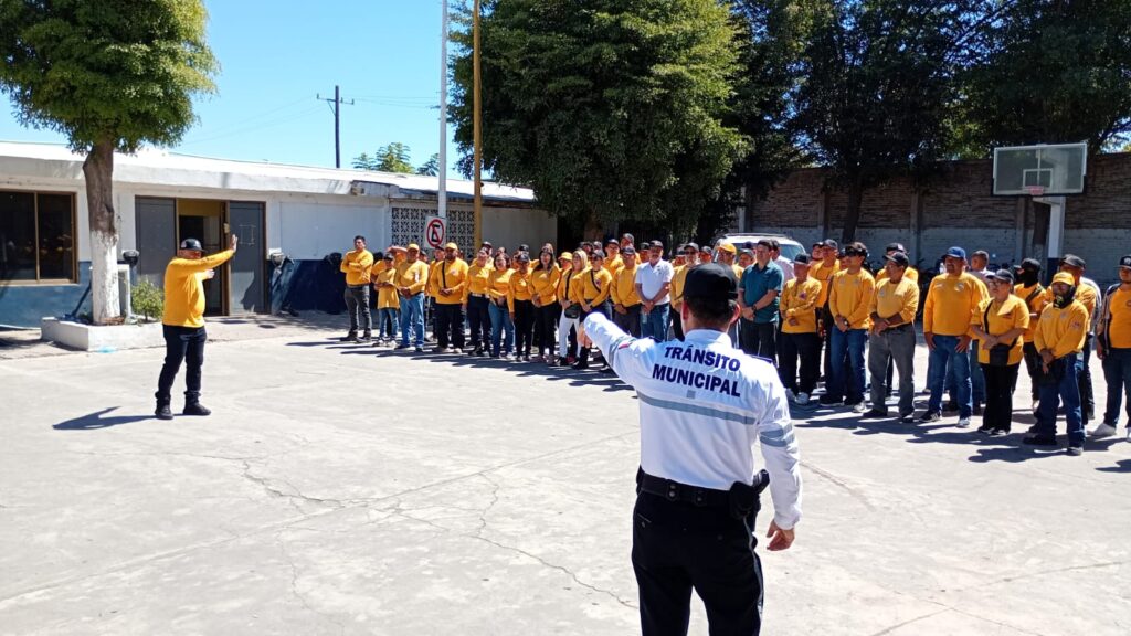 Explanada junto a personas de protección civil