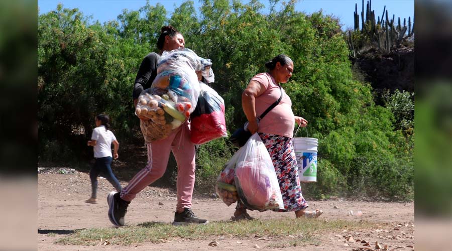 Entrega de apoyos a familias en Ohuime, Ahome