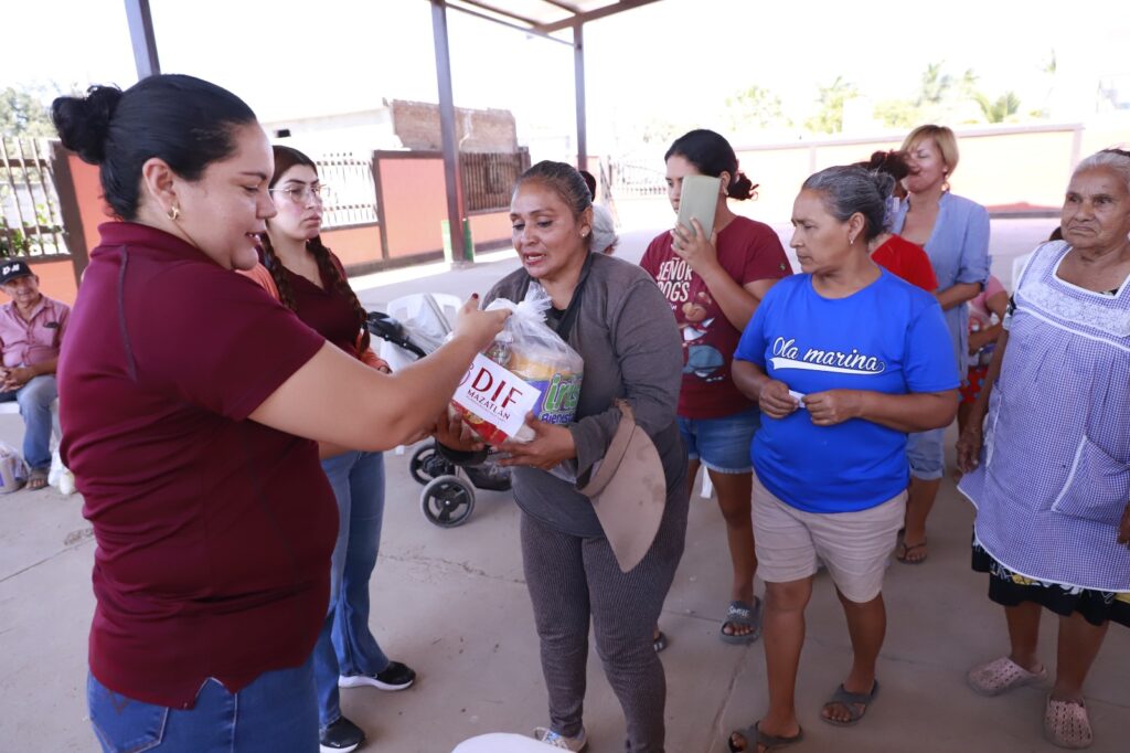 Personal del DIF entregando despensas a las personas de las comunidades de Mazatlán.