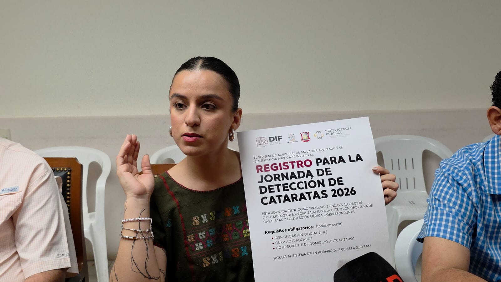 Autoridad de DIF Sinaloa con cartel de registro
