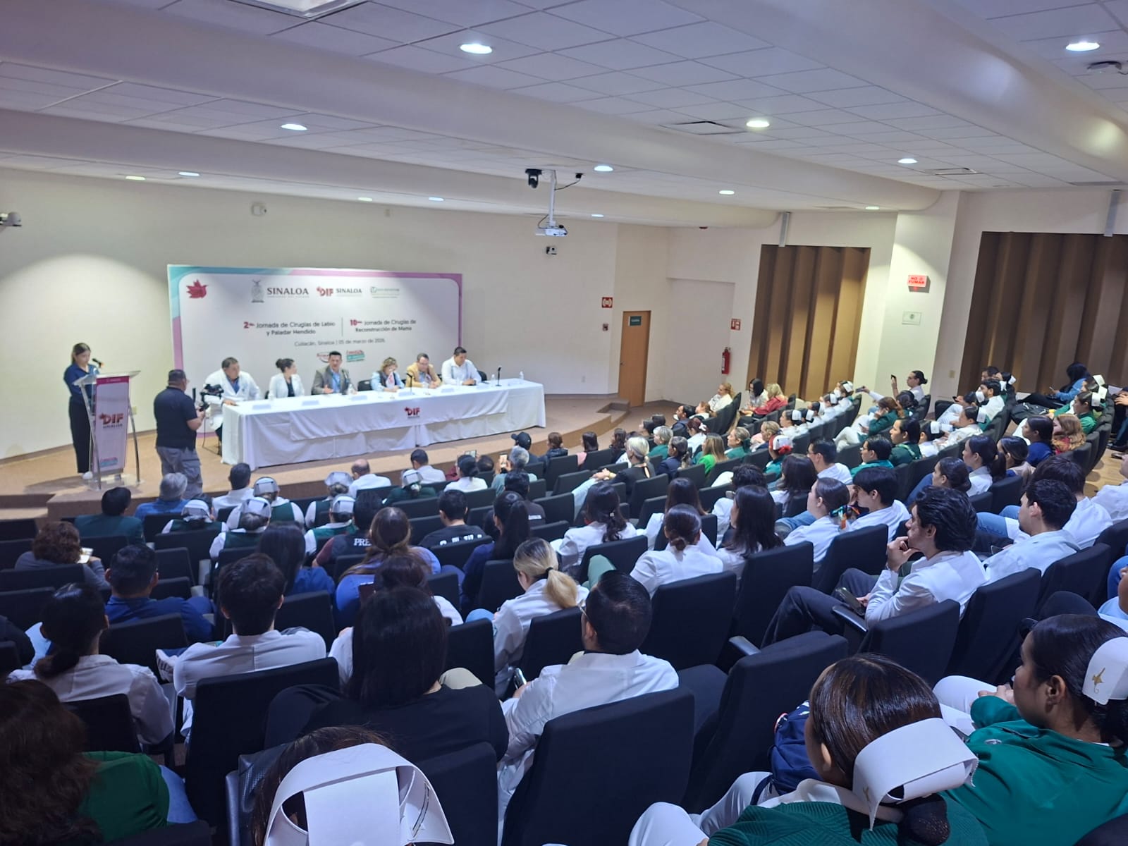 Personas en un auditorio durante un foro