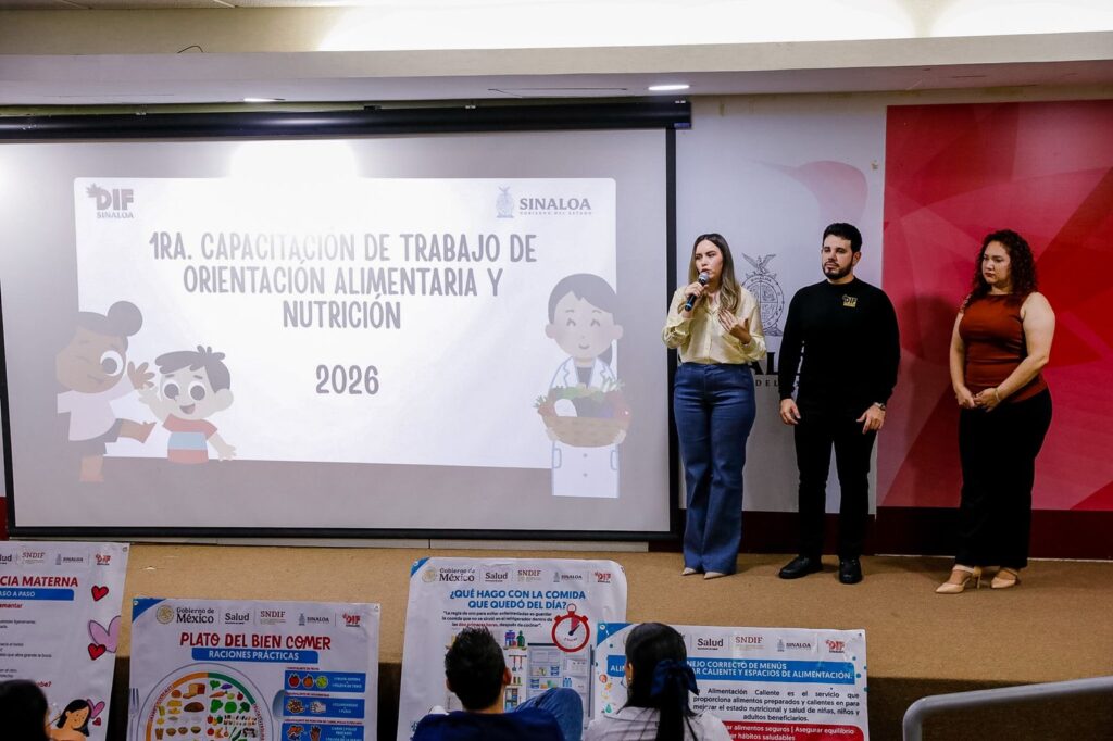 Personas exponiendo con un proyector
