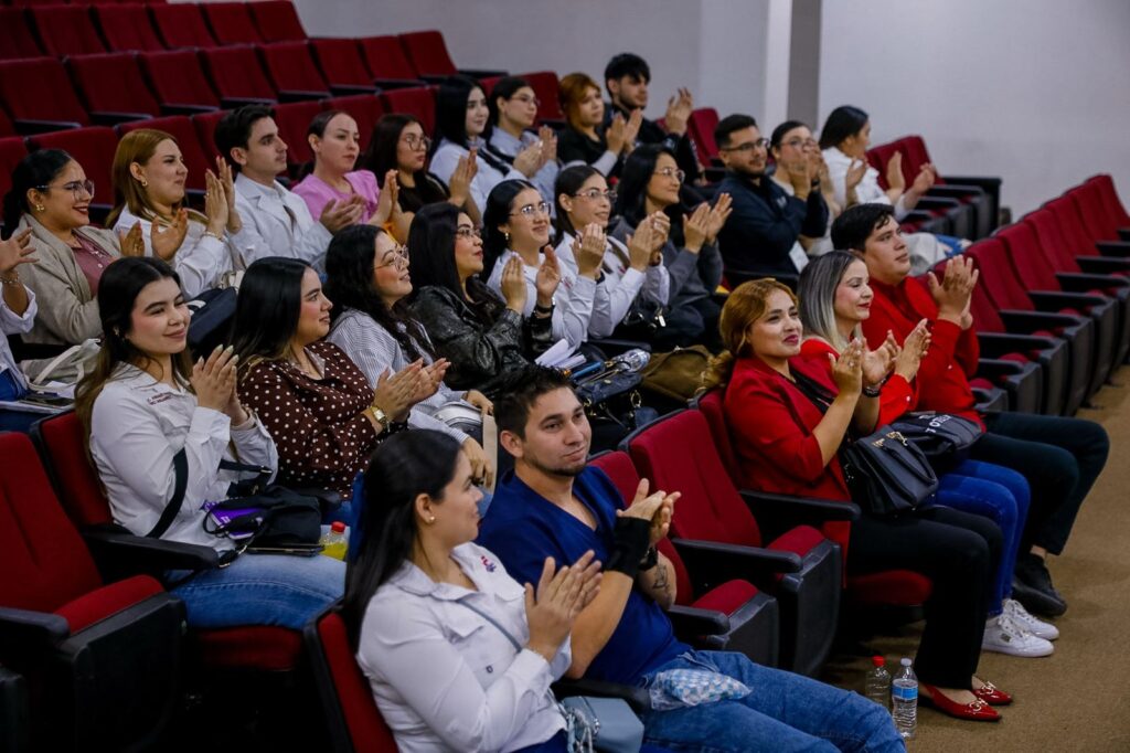 Personas sentadas aplaudiendo