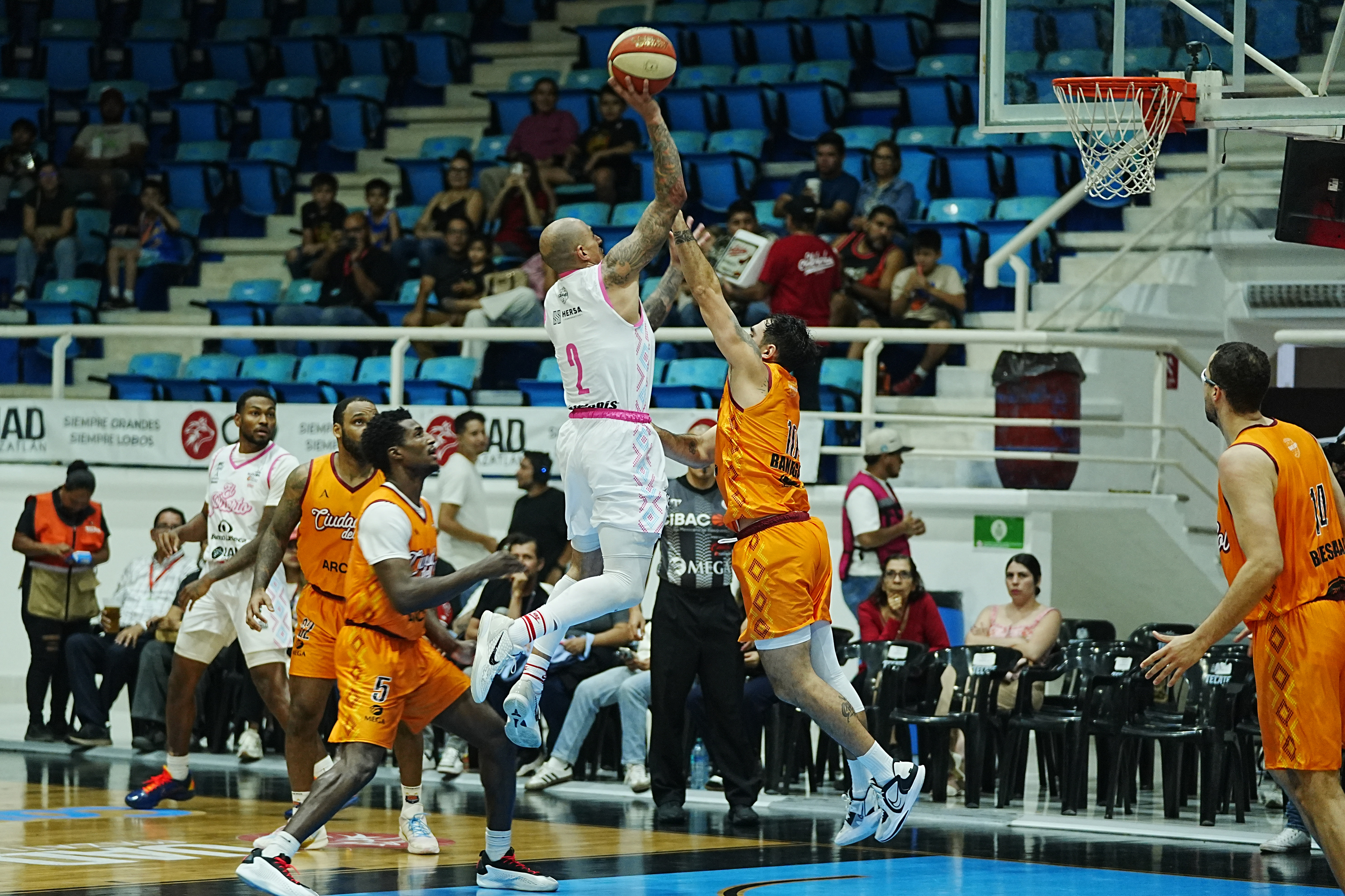 Clyde Trapp Jr. guía a Venados Basketball sobre Rayos de Hermosillo