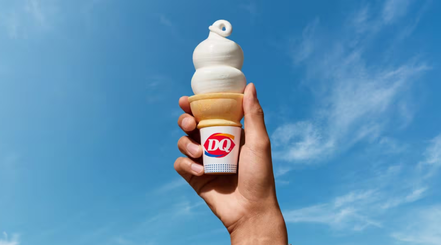 persona agarrando un cono de nieve Dairy Queen.