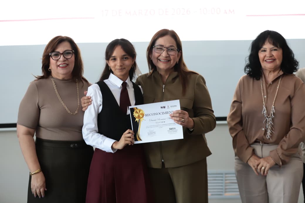 Alumna acompañada de profesoras