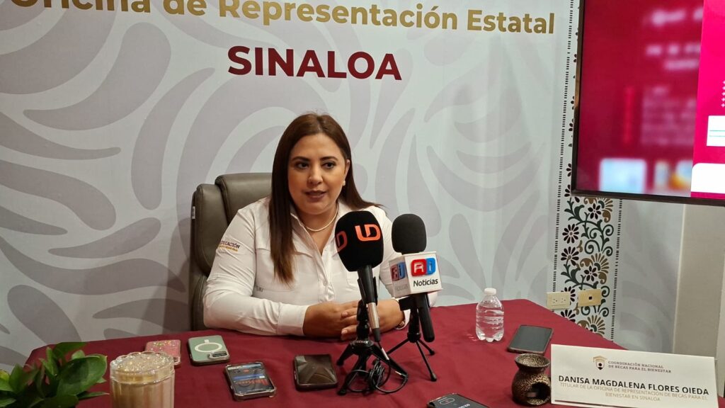 persona sentada con un micrófono