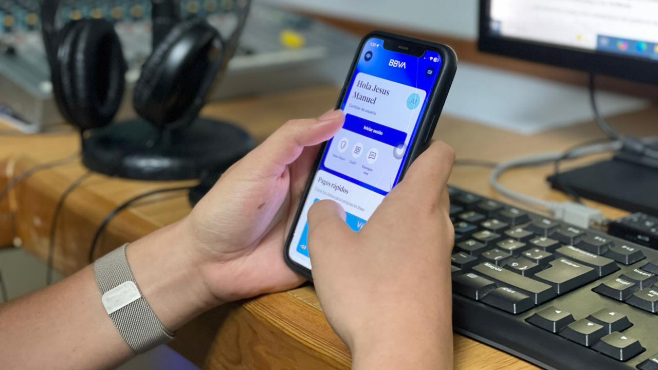 Manos sosteniendo un celular