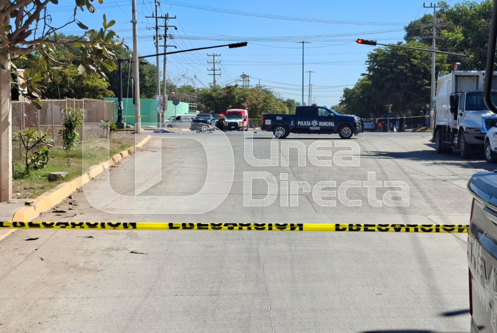 Cinta policial y al fondo una patrulla