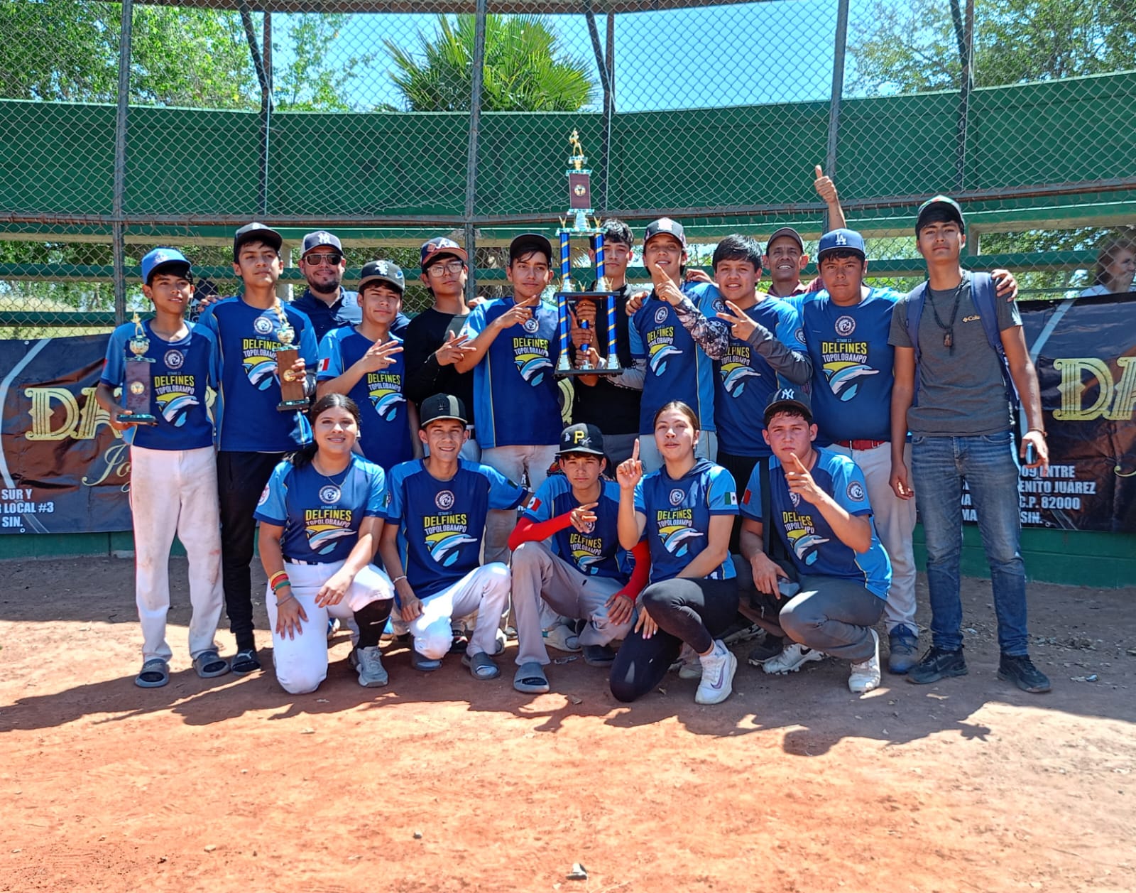 Delfines del Cetmar 13 con el premio de campeones en la Liga Obrera de Softbol