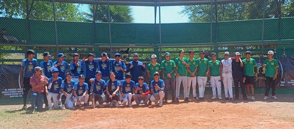 Jugadores del equipo Delfines del Cetmar 13