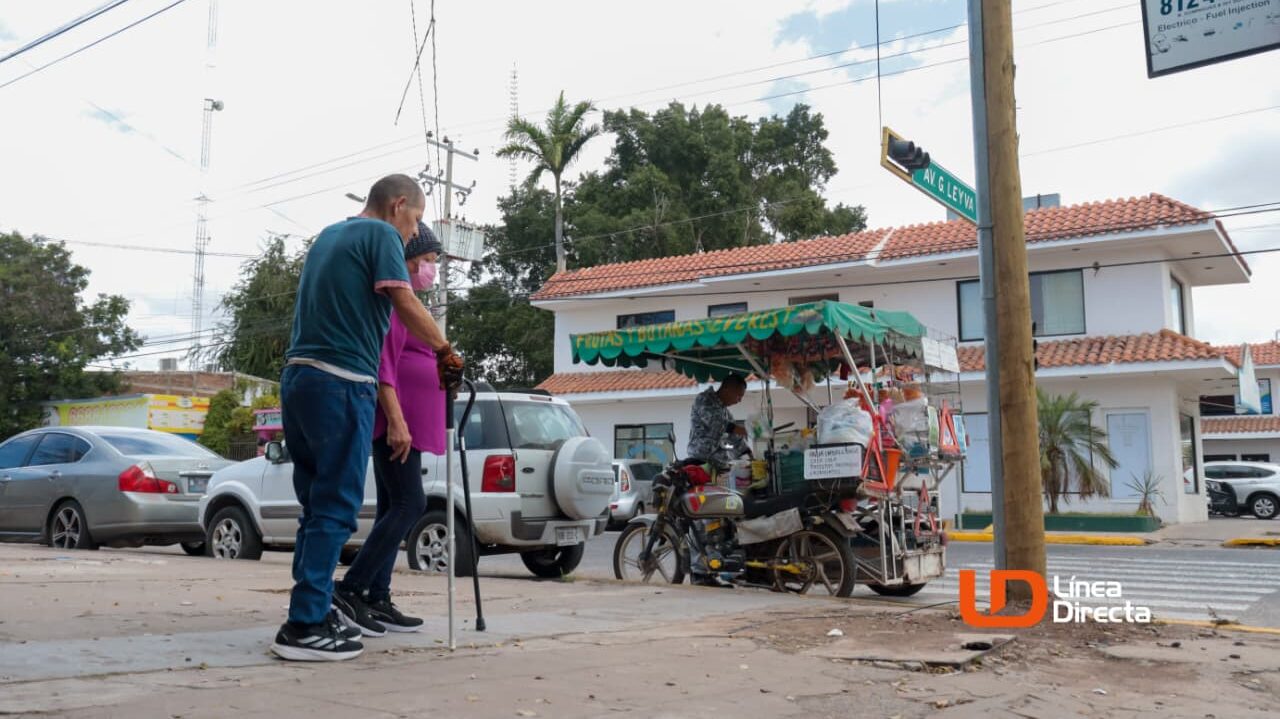 Banqueta al exterior del Banco del Bienestar, sucursal centro, en Los Mochis