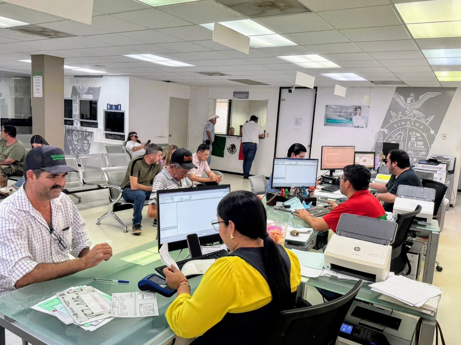 Espacio con oficinas y servidores atendiendo ciudadanos